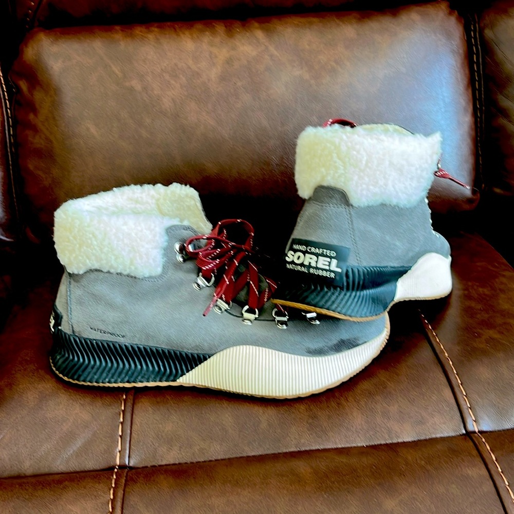 SOREL Out N About III Conquest Snow Boot, like new!